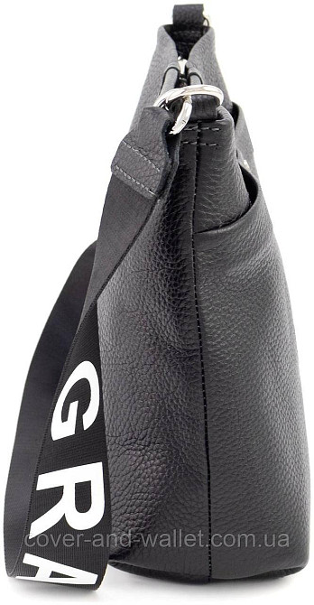 Стильна жіноча шкіряна сумка-кроссбоді з текстильним ремінцем чорного кольору Grande Pelle 729710 Київ - фото 6