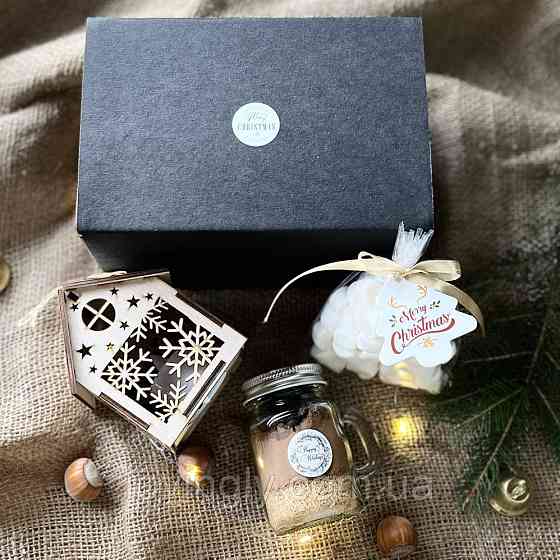 Новогодний подарок женщине с горячим шоколадом и деревянным домиком с подсветкой Ирпень