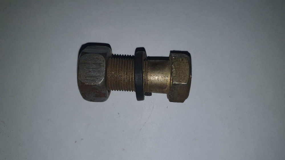 Болт ушка задней рессоры с гайкой М20х1.5 ЗИЛ-130. СССР. Харьков - изображение 1