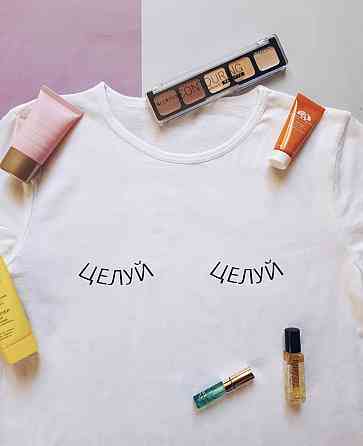 Женская белая футболка с надписью - Целуй Черновцы