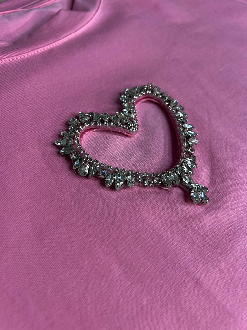 Футболка женская A-N 27009 оверсайз с вырезом в форме сердца с камнями, розовый, one size Киев - изображение 12