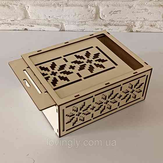 Подарункова коробка  кремового кольору з орнаментом 29/20/10 см Ірпінь