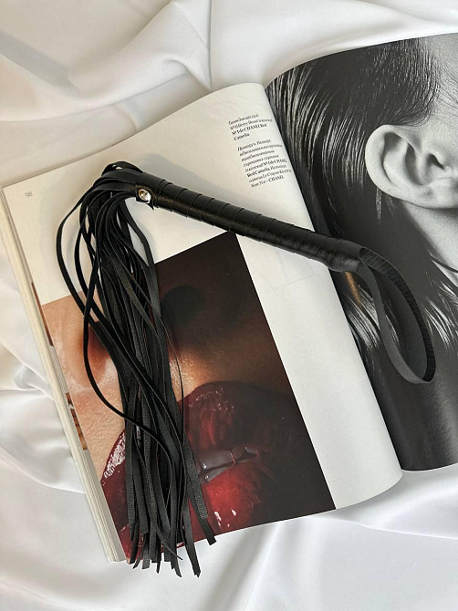 Плетка для ролевых игр кожаная короткая Плеть с рукояткой для BDSM многохвостая черная Одесса - изображение 5