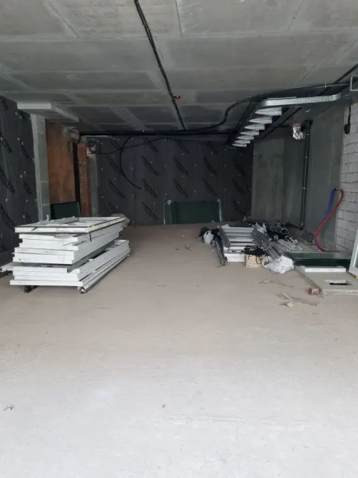 Приміщення в новому Трц, Червона лінія, окремий вхід Під чистовий ремонт (канікули на заїзд довгі). Дніпро - фото 1