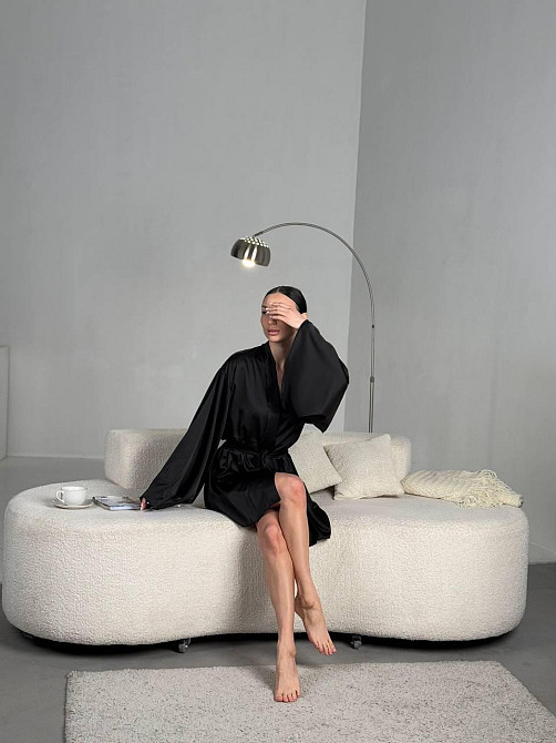 Женский короткий халат на запах с широким рукавом из шелка армани Черный, Oversize 42/46 Одесса - изображение 5