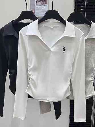 Женский лонгслив-поло из мягкой ткани с эффектом драпировки по бокам вискоза Одесса