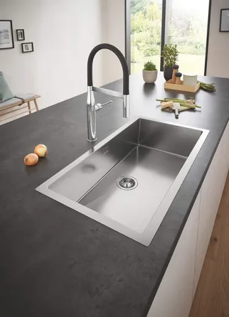 Смеситель для кухни с гибким изливом Grohe Essence New 30294000 хром/черный Киев