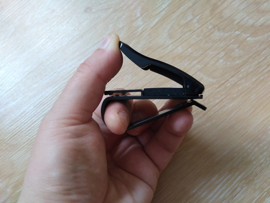 Держатель очков и пластиковых карточек на козырьке Киев - изображение 1