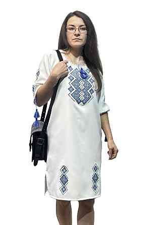 Жіноче білосніжне вишите плаття із синім орнаментом і поясом 48 Київ