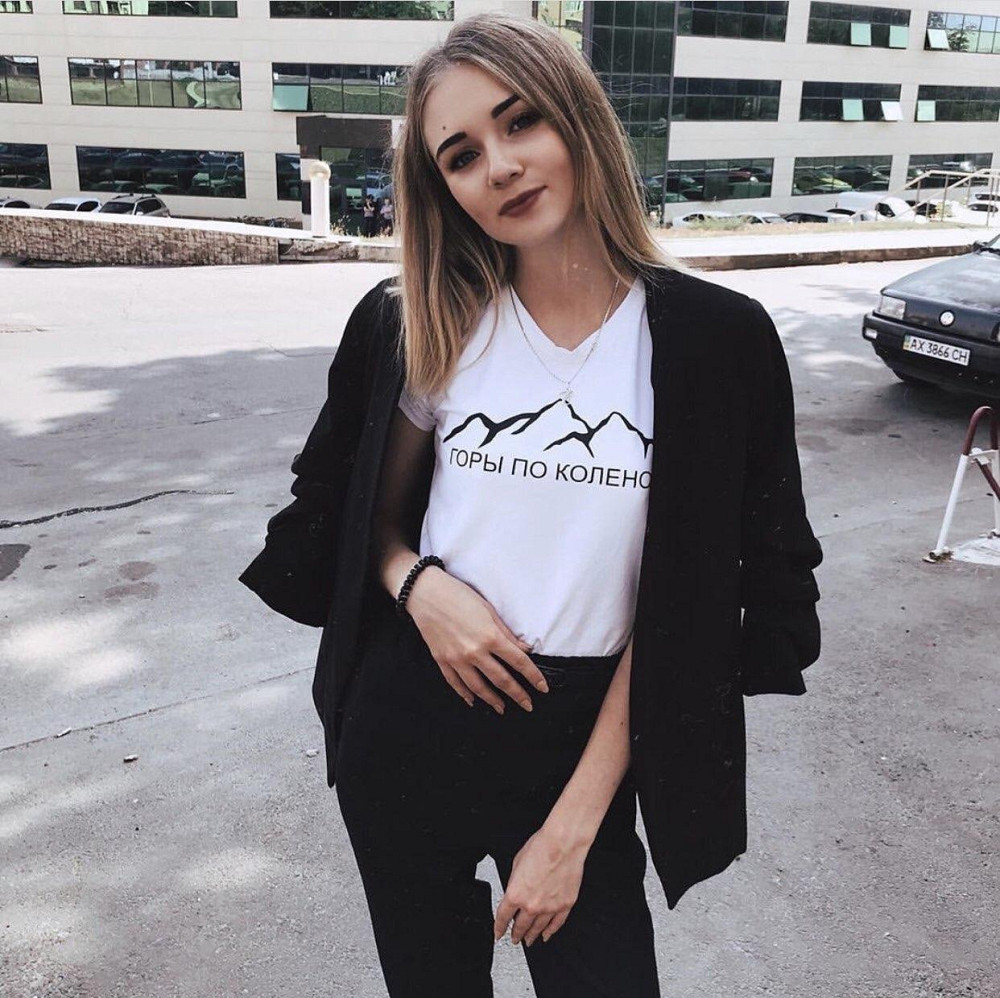 Жіноча футболка з написом — ГОРИ ПО КОЛІНО Чернівці - фото 1