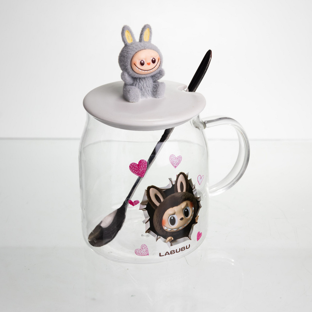 Новорічна велика скляна чашка "Лабубу" з кришкою та ложкою 600 мл, Святкова кружка чашка для дітей на подарунок Сірий FM-56A Коломия - фото 4