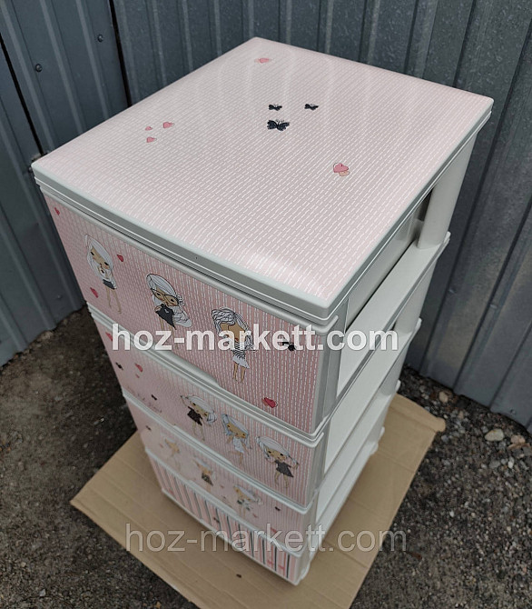 Комод белый пластиковый с декором 
