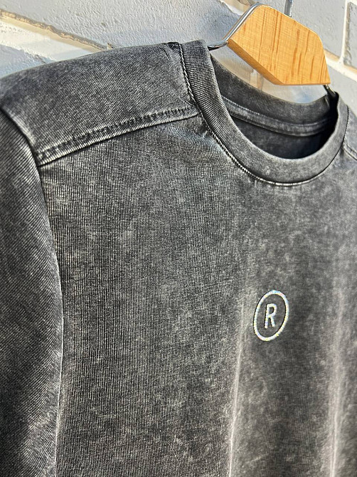 Футболка жіноча A-N 02517 варена аплікація літера "R" з камінців попереду середньої довжини one size, чорний, one size Київ - фото 15