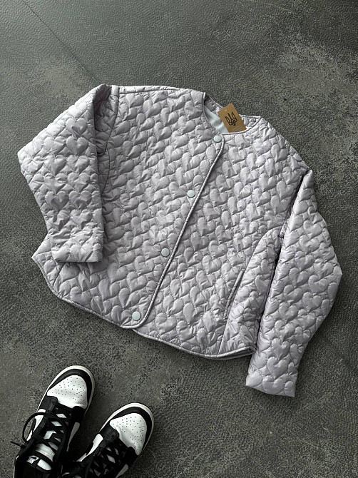 Женская повседневная куртка с сердечками на кнопках плащевка Лаке на силиконе Серый Одесса - изображение 1