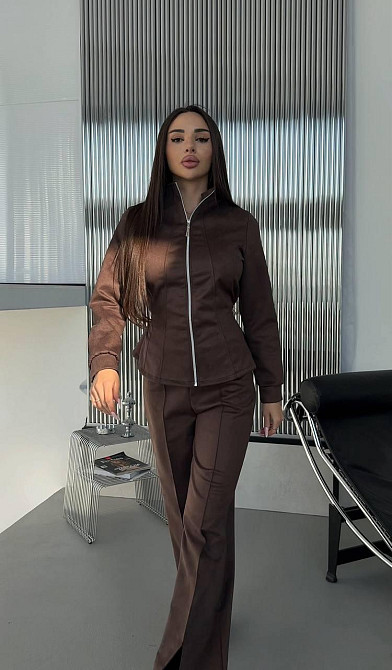 Женский стильный костюм двойка: жакет и штаны с разрезами замш на дайвинге Шоколадный, 46/48 Одесса - изображение 6