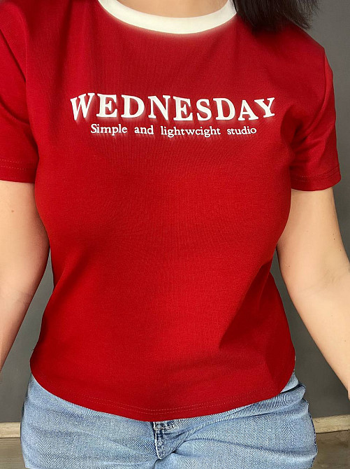 Футболка жіноча A-N 989 базова однотонна з написом WEDNESDAY попереду середня довжина one size червона, червоний, one size Київ - фото 15