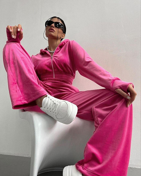 Жіночий повсякденний велюровий костюм двійка з широкими штанами та вкороченою кофтою плюшевий велюр Одеса - фото 7