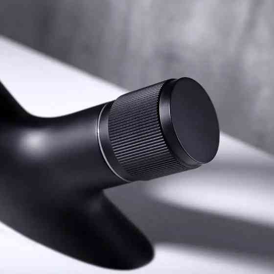 Змішувач для умивальника з латуні чорний дизайнерський з водоспадом, для раковини з 1 вентелем Кам'янець-Подільський