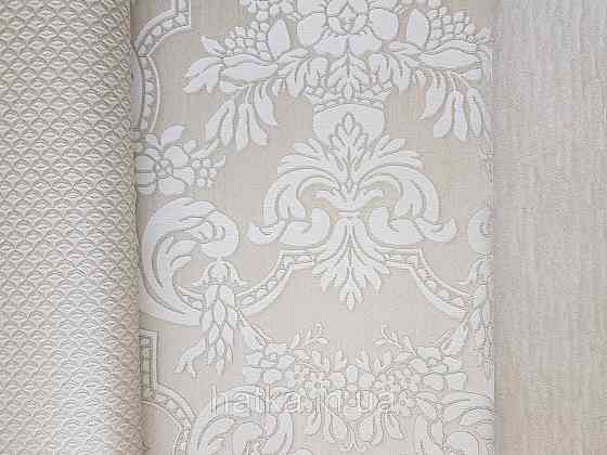 Шпалери вінілові на флізеліні Rasch Trianon Xlll 0.53х10 класика структурні вензелю квіти білі на бежевому Київ