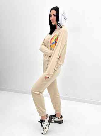Женский костюм-двойка с капюшоном 