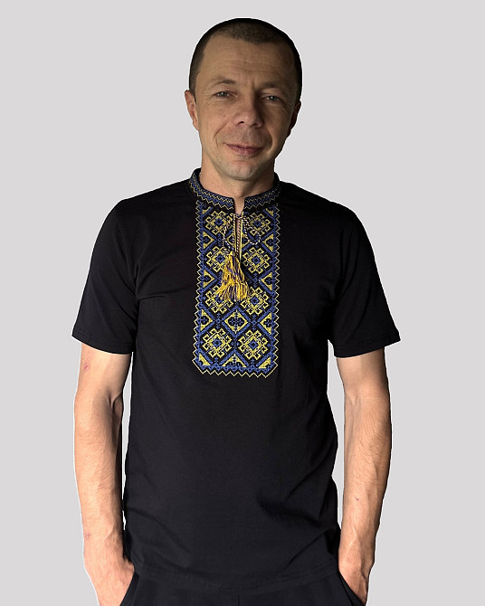 Чоловіча чорна футболка вишиванка з великим орнаментом на грудях в синіх і жовтих кольорах Київ - фото 1