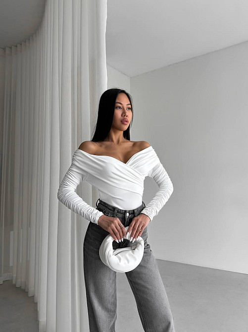 Женский романтичный боди с открытыми плечами трикотаж масло Молочный Одесса - изображение 2