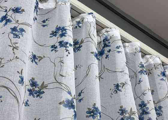Тюль батист, колекція «Flora» колір білий із синьо-коричневим принтом 1533т Київ