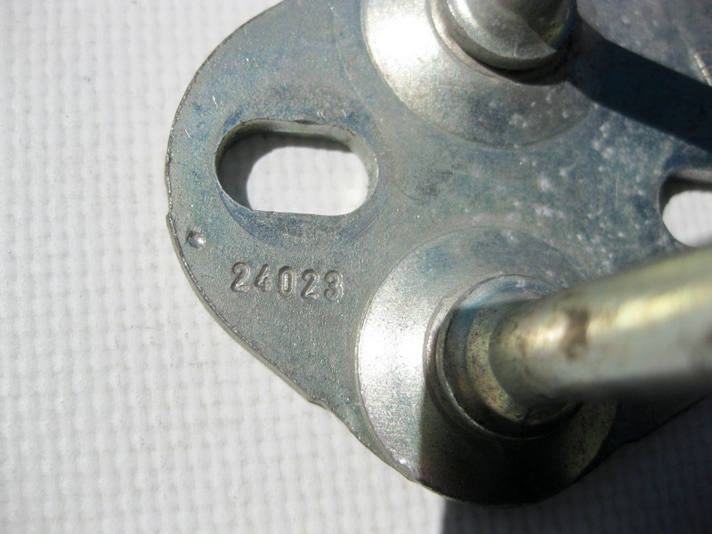 Mercedes-Benz  A2039230232 Вушка - петля замка 2-го ряду сидінь праворуч C-Class S203 CLC Sportcoupe C203 B-Class W245 Одесса - изображение 5