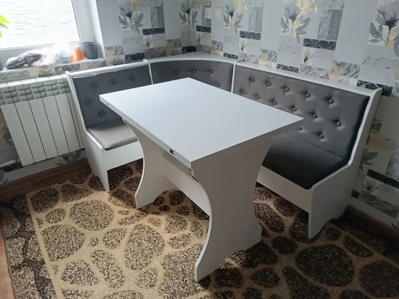 Маленький узкий обеденный кухонный уголок на кухню с раскладным столом и мягкими табуретками Белый Львов