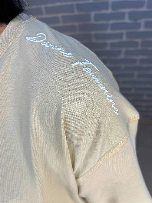 Футболка женская Pepper&mint CB24-22 базовая средняя длина вышивка на плече бежевая, бежевый, S Киев - изображение 11