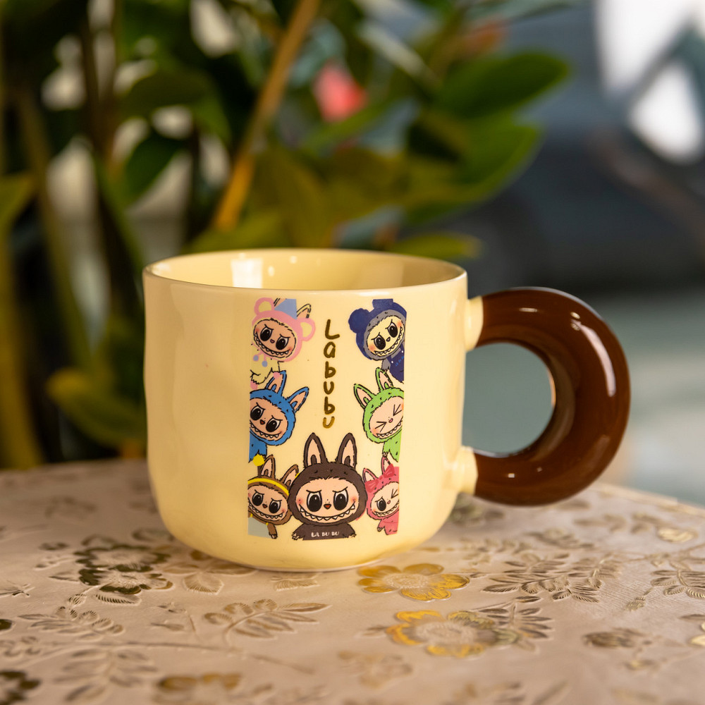 Yiwu Чашка порцелянова Labubu Brighten Your Day 400 (мл) подарункова кружка прикольна чашка для Коломыя - изображение 1