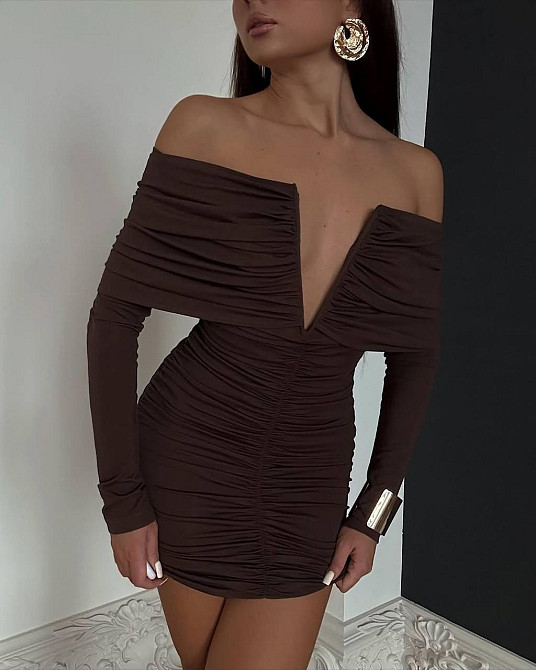 Женское привлекательное роскошное мини-платье с открытым декольте Одесса - изображение 1