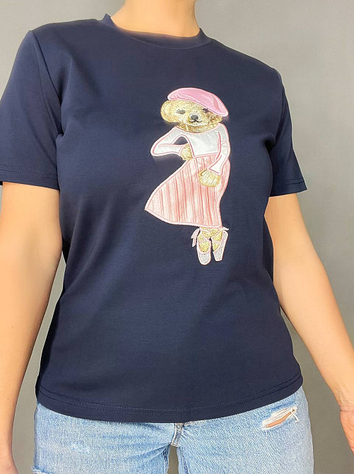 Футболка жіноча A-N 26009 нашивка ведмедик балерина попереду однотонна середня довжина базова one size, темно-синій, one size Київ - фото 8