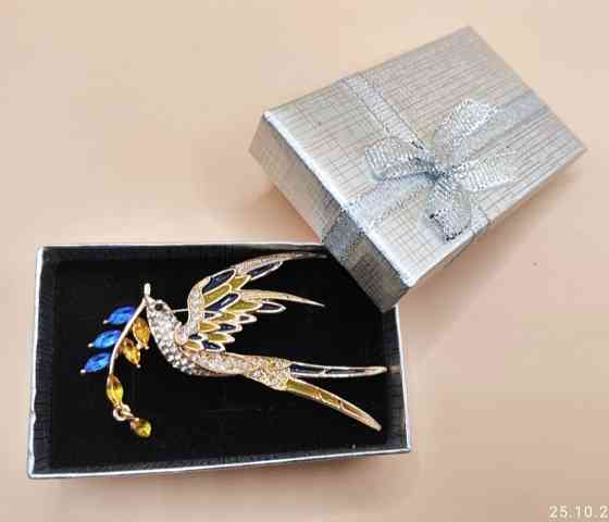 Патріотична брошка "Ластівка" в подарунковій коробці Сміла