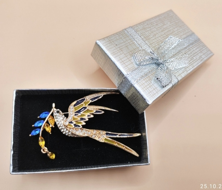 Патріотична брошка "Ластівка" в подарунковій коробці Сміла - фото 1