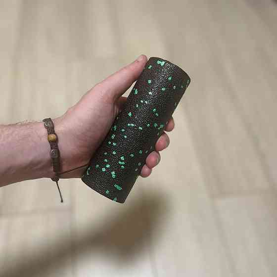 Масажний ролик (роллер) гладкий PowerPlay PP-4346 Mini EPP Foam Roller Чорно/Зелений (15x5,3см.) Каменское