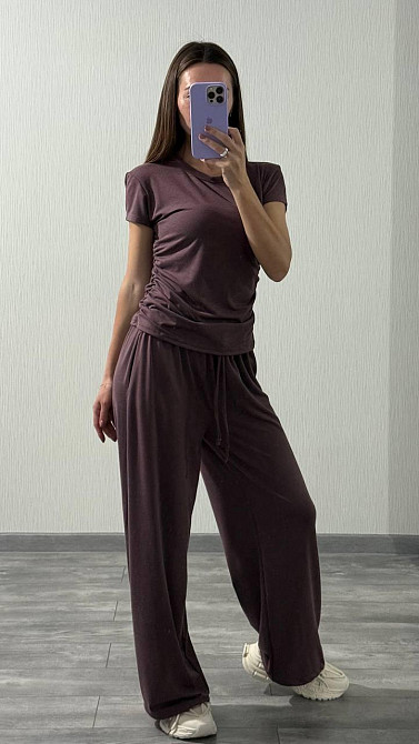 Жіночий прогулянковий оверсайз костюм-двійка: футболка та штани віскоза Шоколад Одеса - фото 2