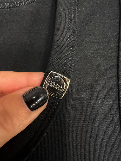 Майка женская A-N 25015 базовая трикотажная на широких бретелях с металлическим значком, черный, one size Киев - изображение 12