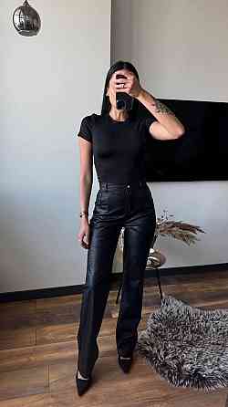 Женские прямые брюки из экокожи с тиснением под крокодила Черный, 44/46 Одесса