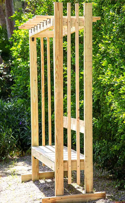 Пергола со скамейкой 