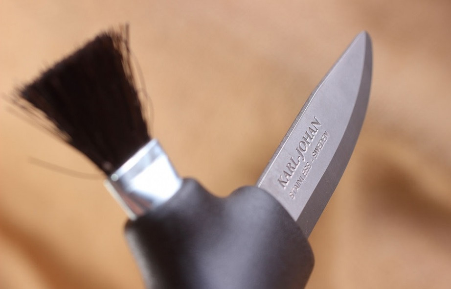 Нож для грибов с щеткой Morakniv 