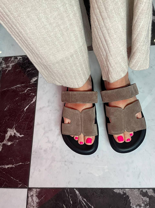 SEE SEVEN Модні шльопанці жіночі з натуральної замші капучино на низькому ходу SEE SEVEN 1662 р Коломыя - изображение 3