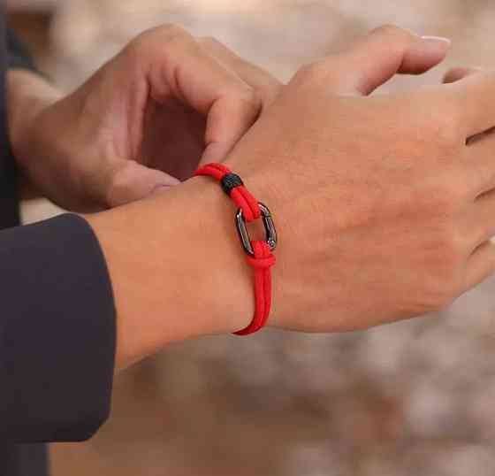 Чоловічий браслет на червоному шнурку з металевим карабіном – довжина 20,5 см Київ