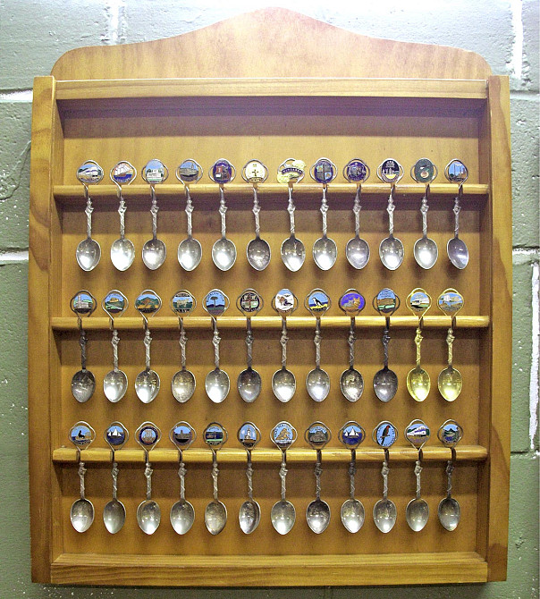 Полиця для колекції ложок "Лейсі" сієна Миколаїв - фото 1