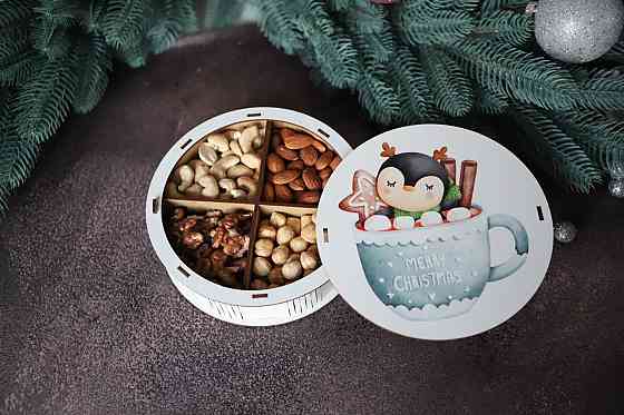 Набор орехов в деревянной коробочке 300 г Одесса