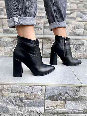 Nivelle Черевики жіночі NIVELLE чорні натуральна шкіра з хутром каблук 9.5см висота 10см 38р.39 Коломыя
