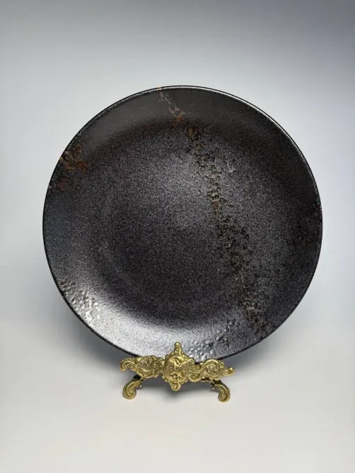 Керамическая тарелка с темным фактурным узором 26 см Коломия - фото 1