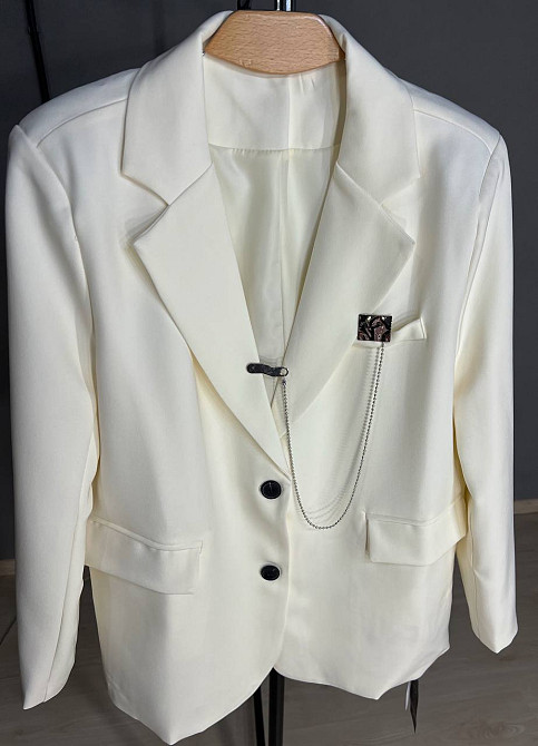 Пиджак женский Qidian 91110 оверсайз широкий крой на пуговицах с аксессуаром цепочкой one size белый, белый, one size Киев - изображение 16