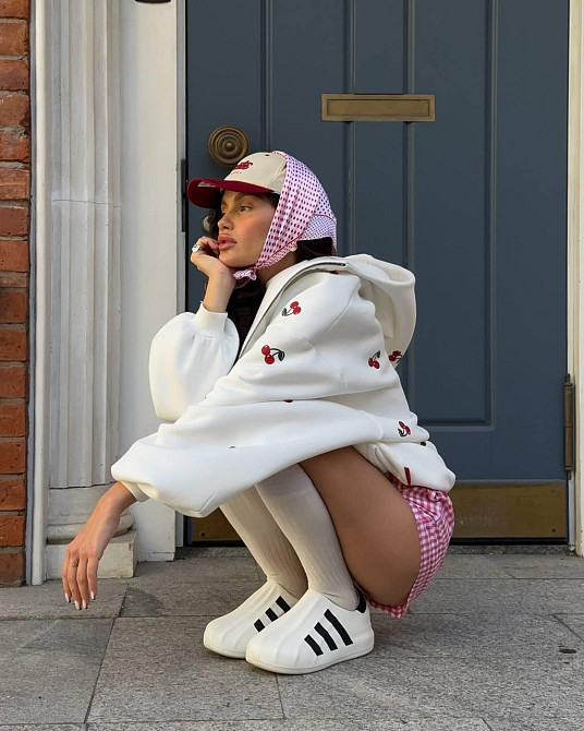 Женское теплое оверсайз худи с вишнями трехнить на флисе Белый Одесса - изображение 10