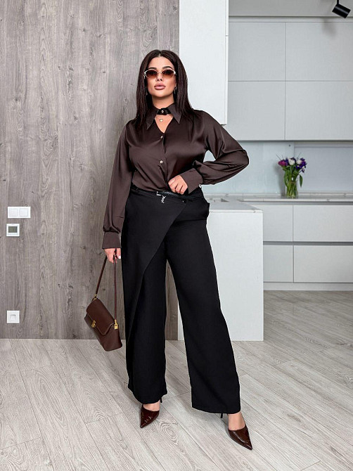 Женские прямые брюки с эффектным асимметричным запахом спереди из костюмной ткани Одесса - изображение 5